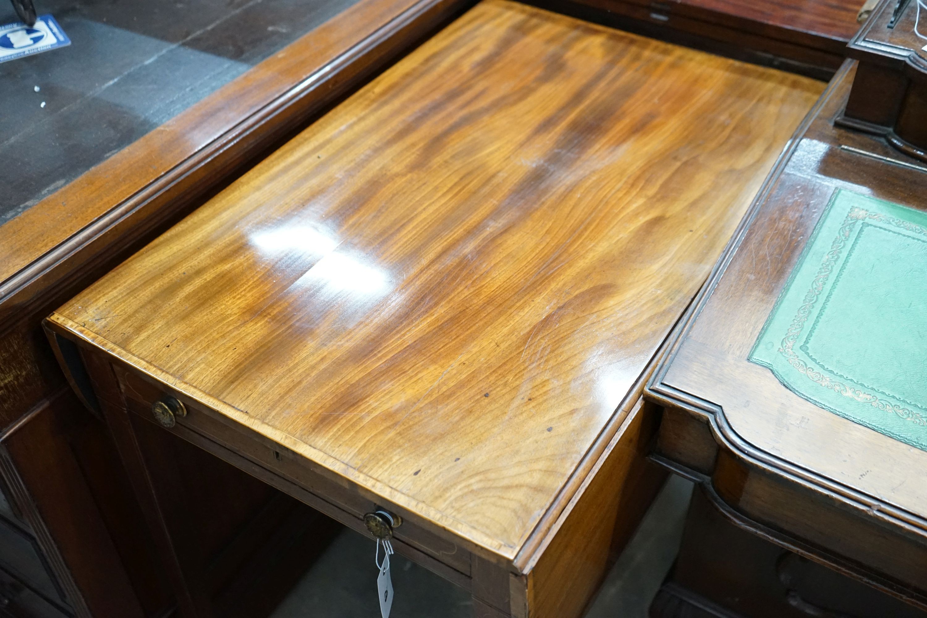 A George III banded mahogany Pembroke table, width 75cm, depth 49cm, height 72cm